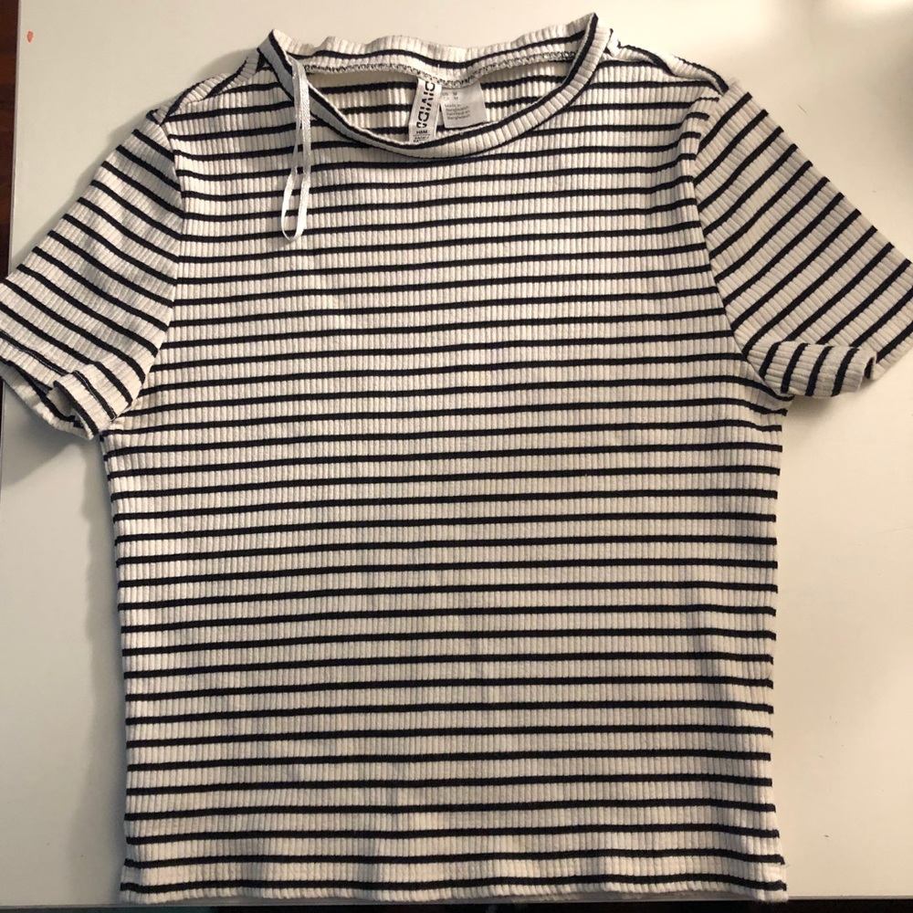 This is a basic /basique shirt in a size:M